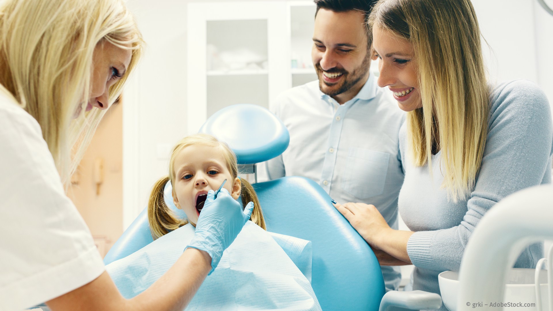 Spielerischer Umgang mit Kindern in der Zahnarztpraxis